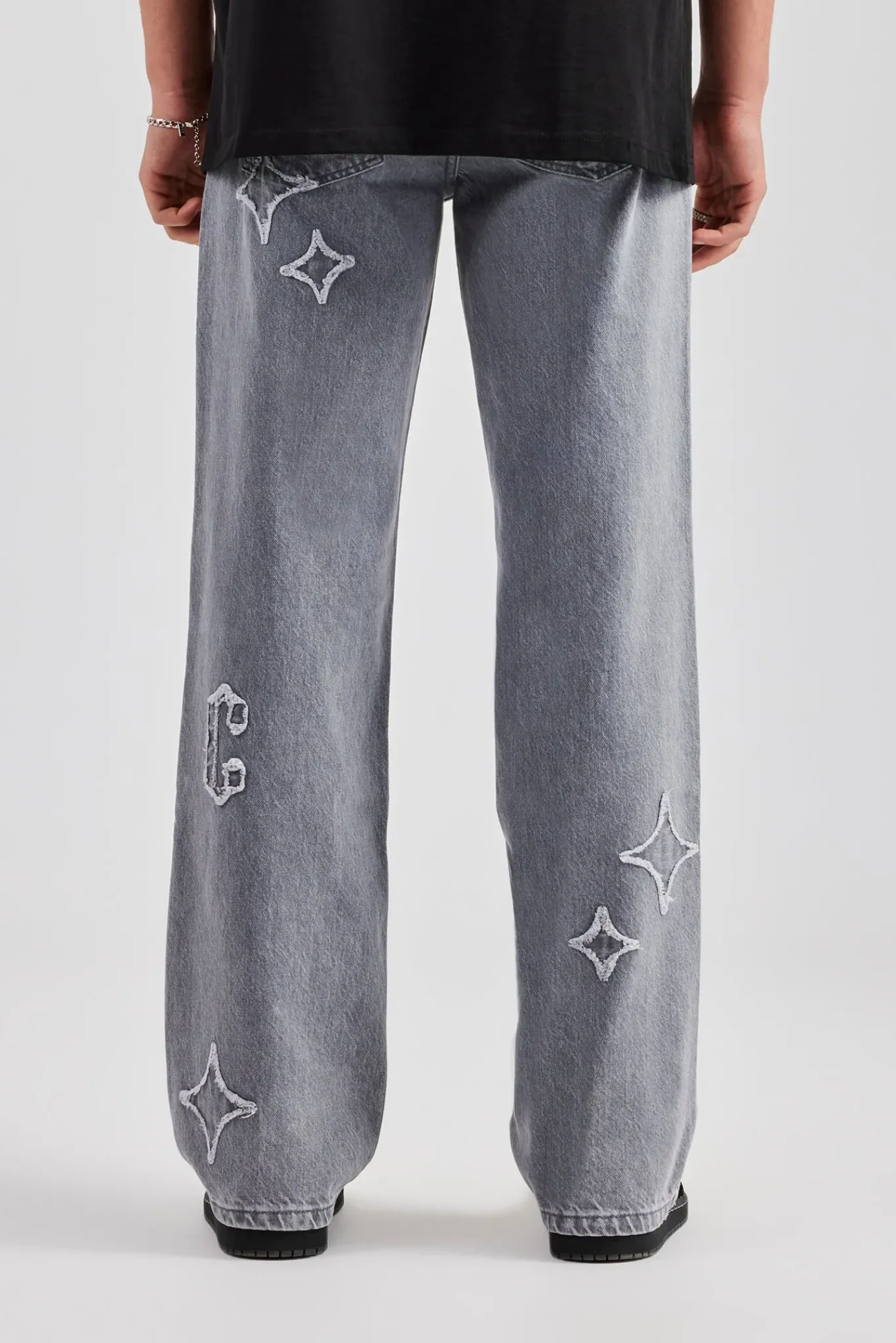 CLO-BOT-DEN Mens Relaxed Fit Applique Denim Jean - Washed Grey